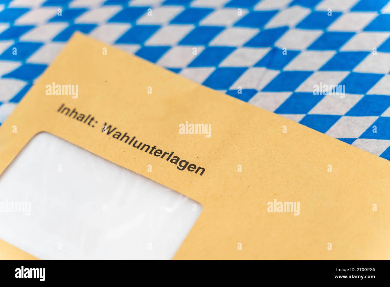 Augsbourg, Bavière, Allemagne. 29 septembre 2023. Enveloppe avec documents électoraux pour les élections d'Etat en Bavière sur un drapeau bavarois *** Umschlag mit Wahlunterlagen zur Landtagswahl in Bayern auf einer bayerischen Flagge Credit : Imago/Alamy Live News Banque D'Images
