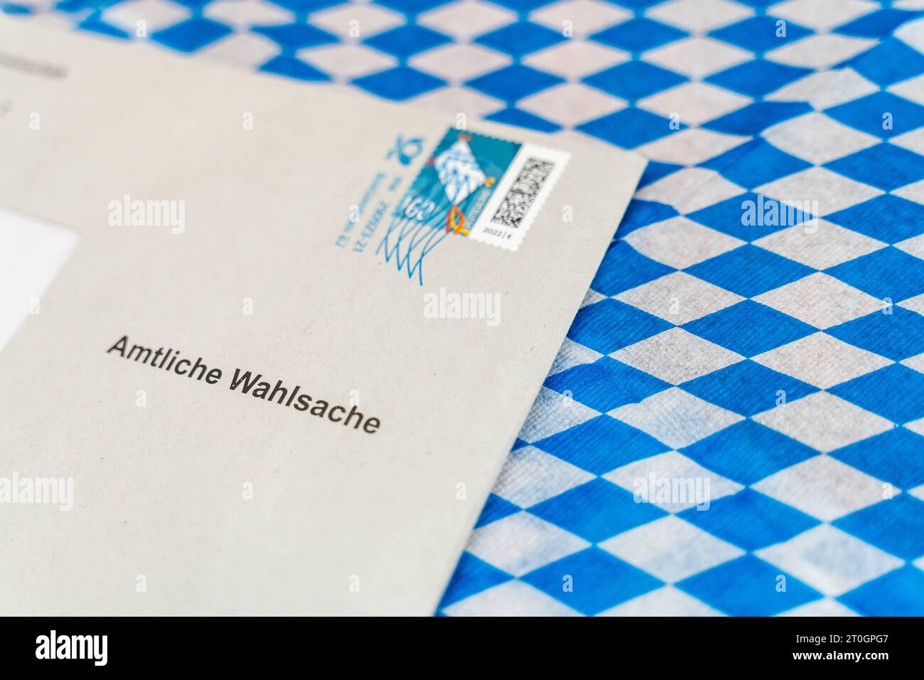 Augsbourg, Bavière, Allemagne. 29 septembre 2023. Enveloppe avec documents électoraux pour les élections d'Etat en Bavière sur un drapeau bavarois *** Umschlag mit Wahlunterlagen zur Landtagswahl in Bayern auf einer bayerischen Flagge Credit : Imago/Alamy Live News Banque D'Images