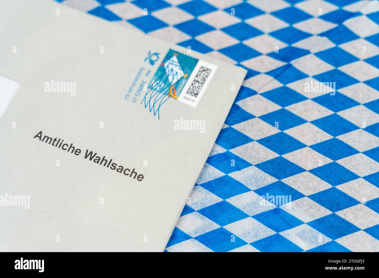 Augsbourg, Bavière, Allemagne. 29 septembre 2023. Enveloppe avec documents électoraux pour les élections d'Etat en Bavière sur un drapeau bavarois *** Umschlag mit Wahlunterlagen zur Landtagswahl in Bayern auf einer bayerischen Flagge Credit : Imago/Alamy Live News Banque D'Images