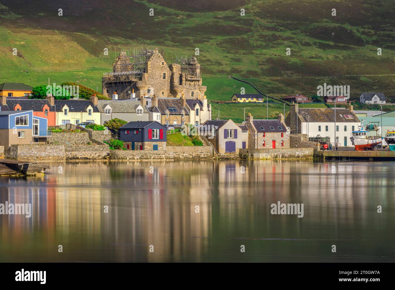 La ville portuaire historique Scalloway sur le continent des Shetlands. Banque D'Images