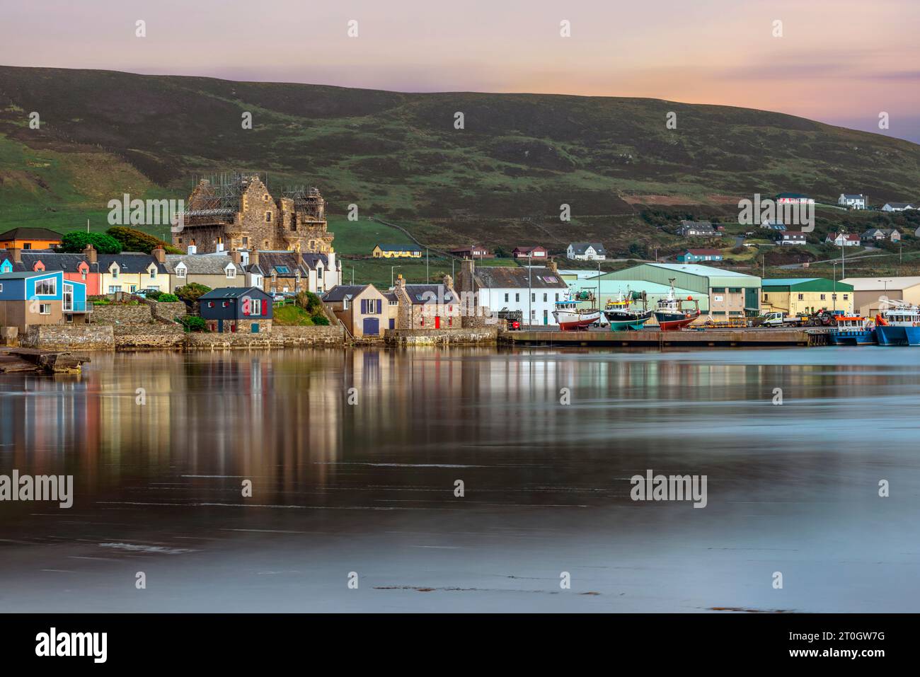 La ville portuaire historique Scalloway sur le continent des Shetlands. Banque D'Images