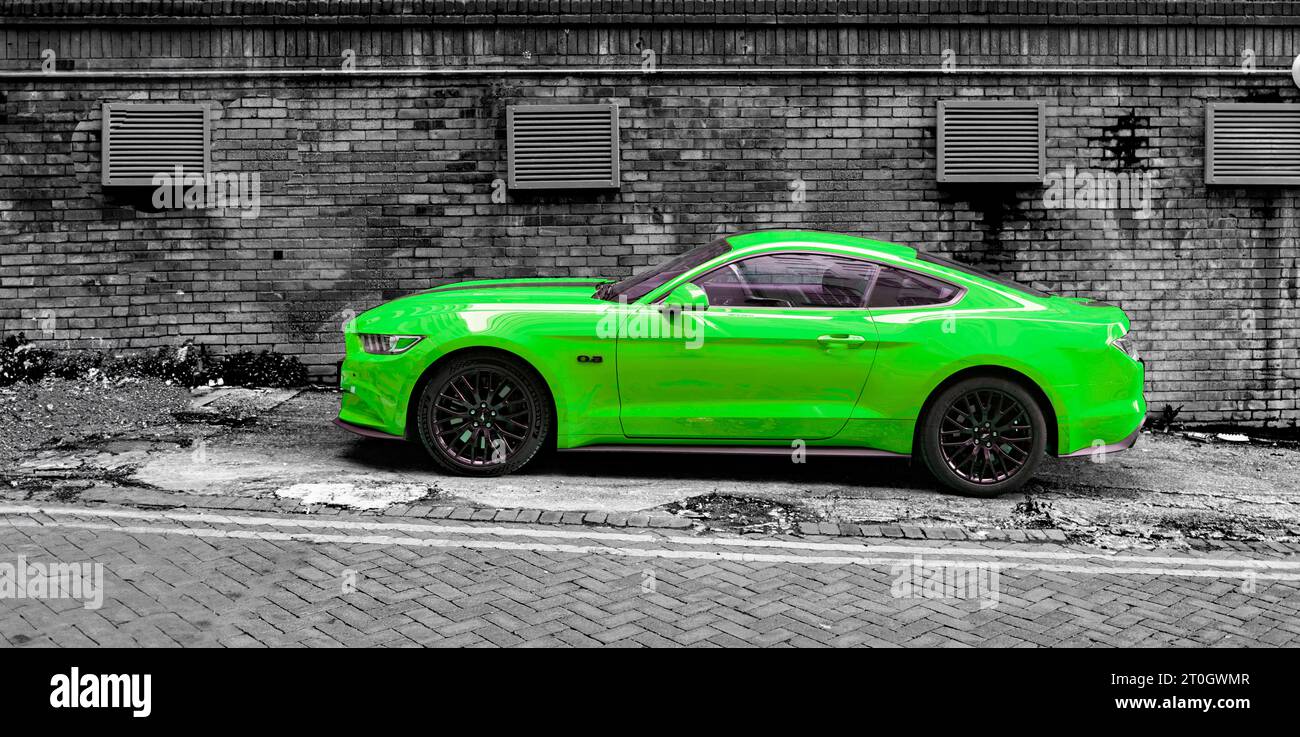 Liverpool, royaume-uni 16 mai 2023 vue de la Ford Mustang GT 5,0 vert citron garée dans une rue arrière urbaine Banque D'Images