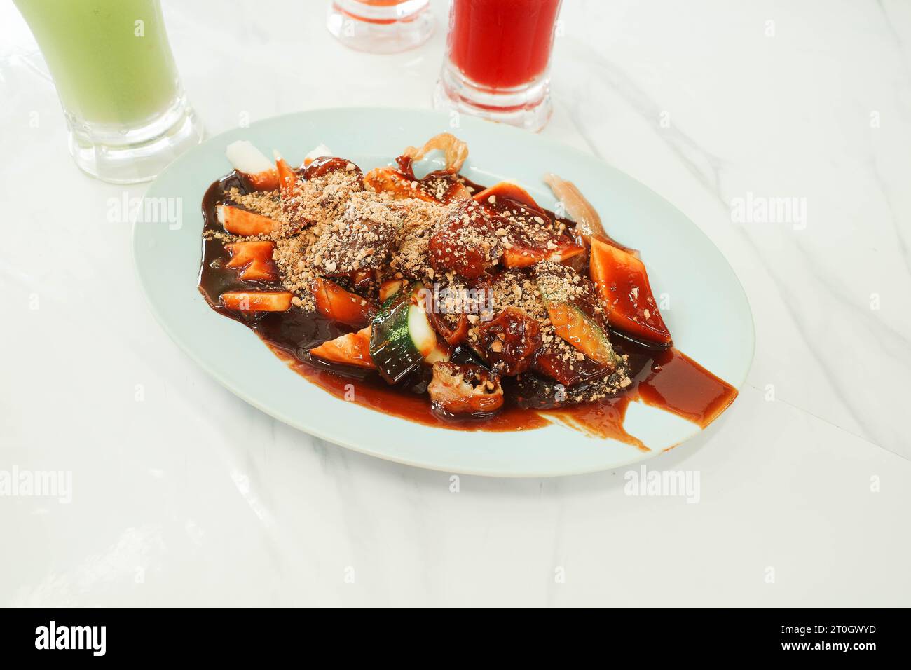 Gros plan d'une salade traditionnelle de fruits et légumes accompagnée d'une pâte de crevettes spéciale ou également connue localement sous le nom de rojak en Malaisie et à Singapour Banque D'Images