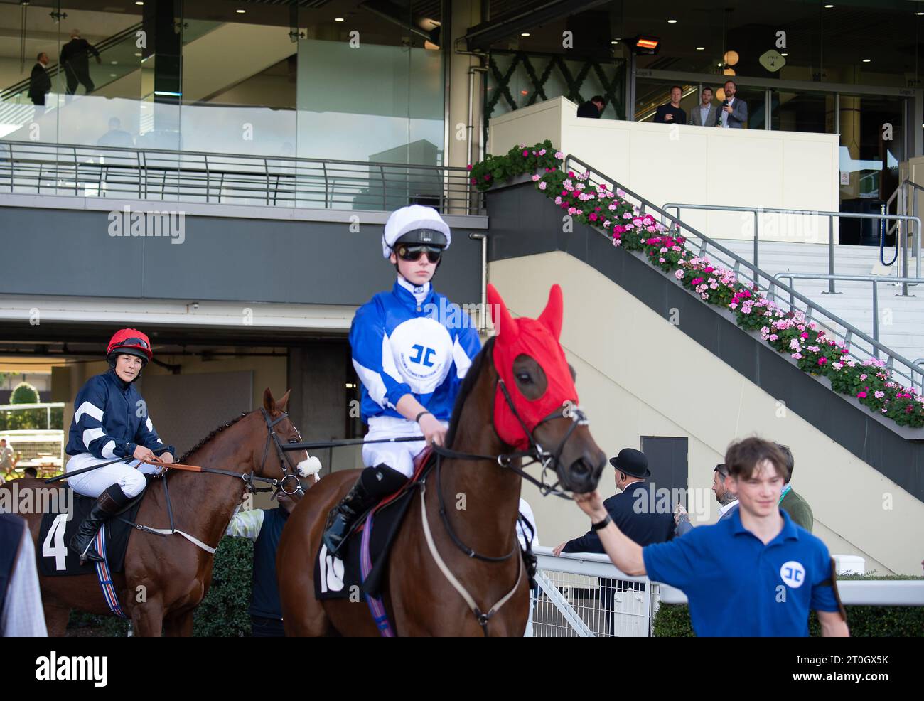 Ascot, Berkshire, Royaume-Uni. 6 octobre 2023. Horse Flying Secret monté par le jockey MR Jack Nicholls se dirige vers le racktrack pour les Thoroughbred Industry Employee Awards amateur jockeys handicap Stakes à l’hippodrome d’Ascot le vendredi de course d’automne. Propriétaire Jacobs Construction Holdings et M. E Kelly. Entraîneur Eve Johnson Houghton, Blewbury. Éleveur Newsells Park Stud. Commanditaire Jacobs Construction (Holdings) Ltd. Crédit : Maureen McLean/Alamy Live News Banque D'Images