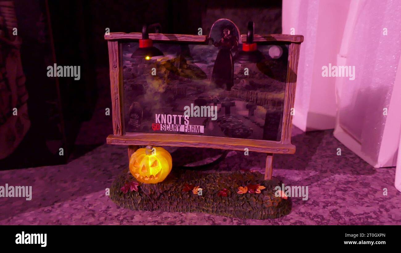 Buena Park, Californie, États-Unis 4 octobre 2023 Département 56 Knotts Scary Farm Billboard dans Legacy Store and Museum at KnottÕs Scary Farm Halloween Haunt 50e anniversaire à KnottÕs Berry Farm le 4 octobre 2023 à Buena Park, Californie, États-Unis. Photo de Barry King/Alamy stock photo Banque D'Images