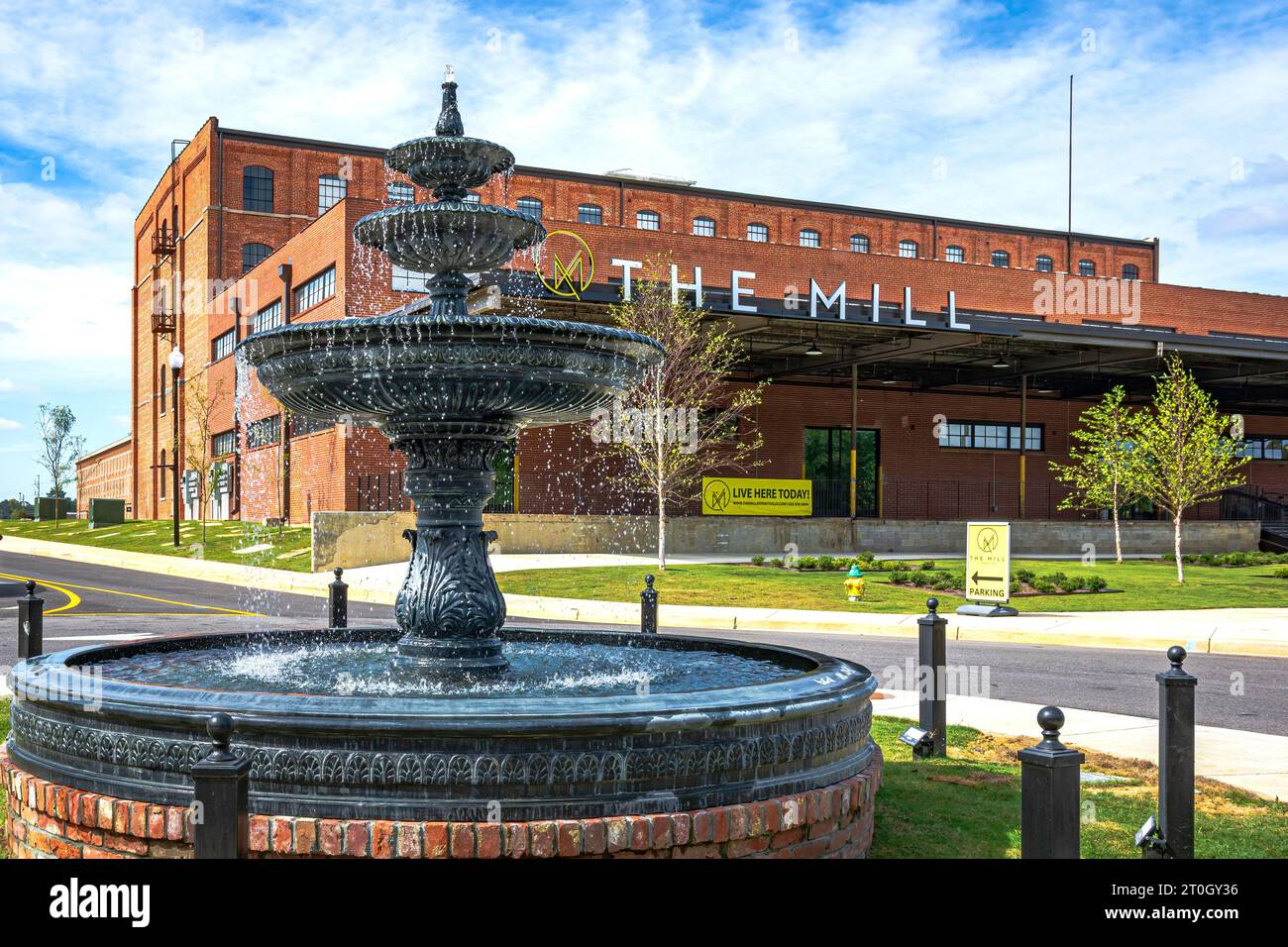 Prattville, Alabama, États-Unis-sept 28, 2023 : l'une des fontaines emblématiques du centre-ville de Prattville en face des appartements Mill dans l'historique Daniell Pr Banque D'Images