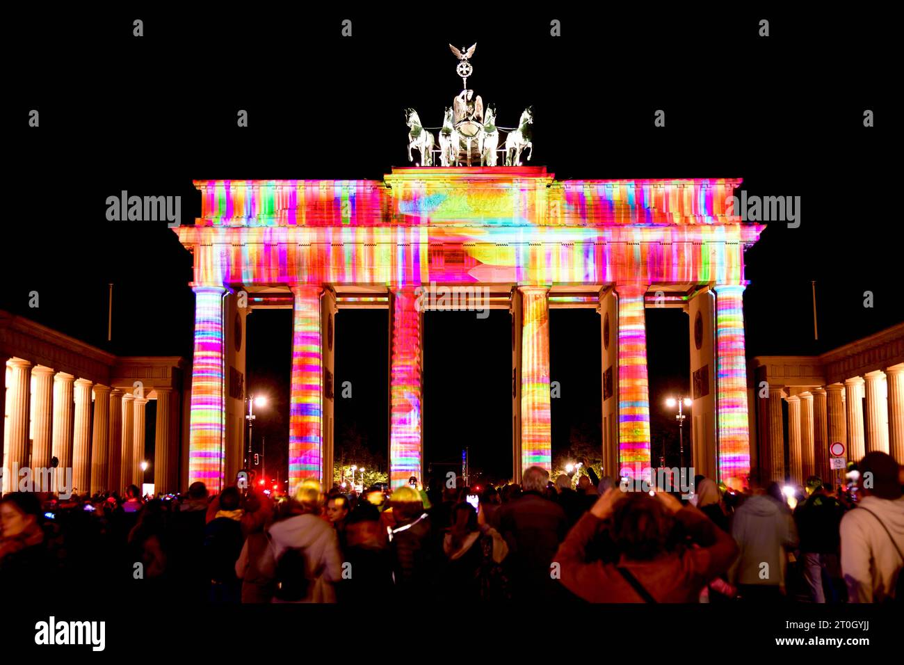 Festival des Lumières 2023 Blick am 6. Oktober 2023 auf das beleuchtete Brandenburger Tor am Pariser Platz während des Festival des Lumières à Berlin. Berlin Berlin Deutschland _JK10222 *** Festival des Lumières 2023 vue le 6 octobre 2023 de la porte de Brandebourg illuminée à Pariser Platz pendant le Festival des Lumières à Berlin Berlin Allemagne JK10222 crédit : Imago/Alamy Live News Banque D'Images