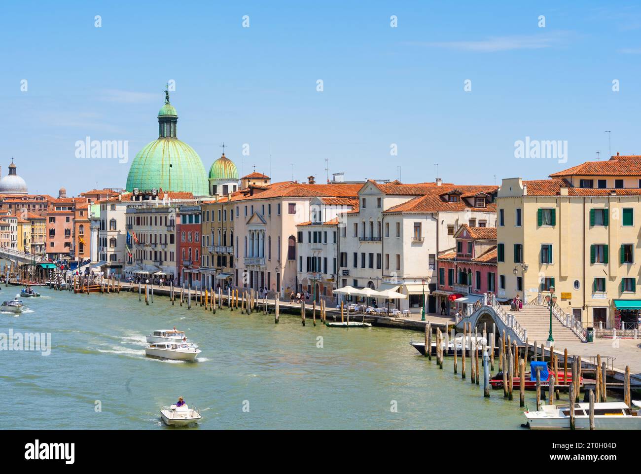 Venise, Italie - Mai 31 2023 : trafic de bateaux et transports en commun sur le Grand Canal de Venise, près de Piazzale Roma Banque D'Images