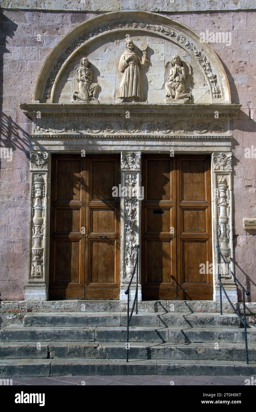 primo piano di una porta d'entrata scolpita in legno Banque D'Images