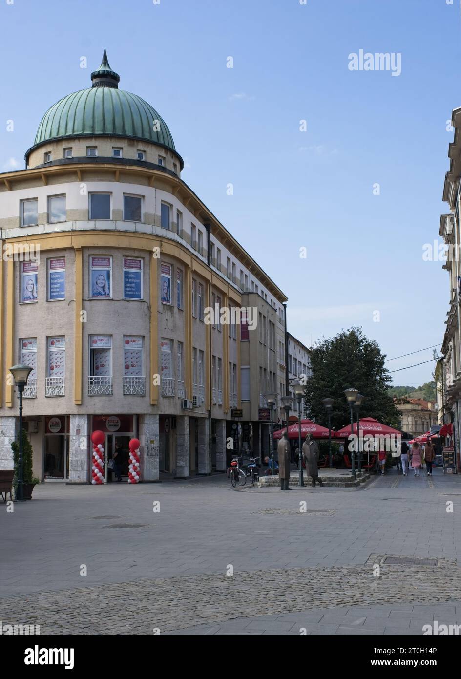 Tuzla, Bosnie-Herzégovine - 4 octobre 2023 : une promenade dans le centre de la ville de Tuzla dans la Fédération de Bosnie-Herzégovine dans une journée ensoleillée d'automne. Banque D'Images