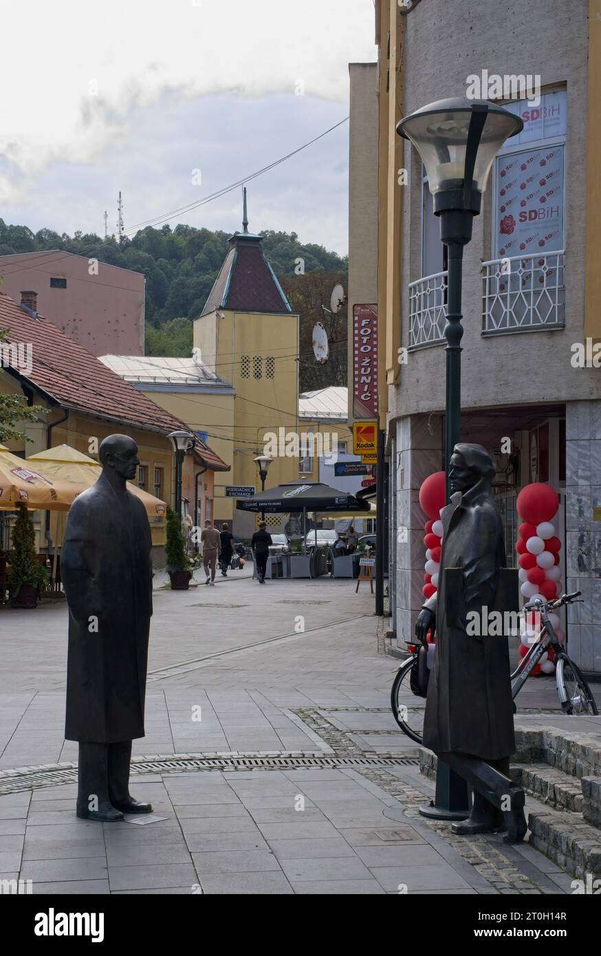 Tuzla, Bosnie-Herzégovine - 4 octobre 2023 : une promenade dans le centre de la ville de Tuzla dans la Fédération de Bosnie-Herzégovine dans une journée ensoleillée d'automne. Banque D'Images