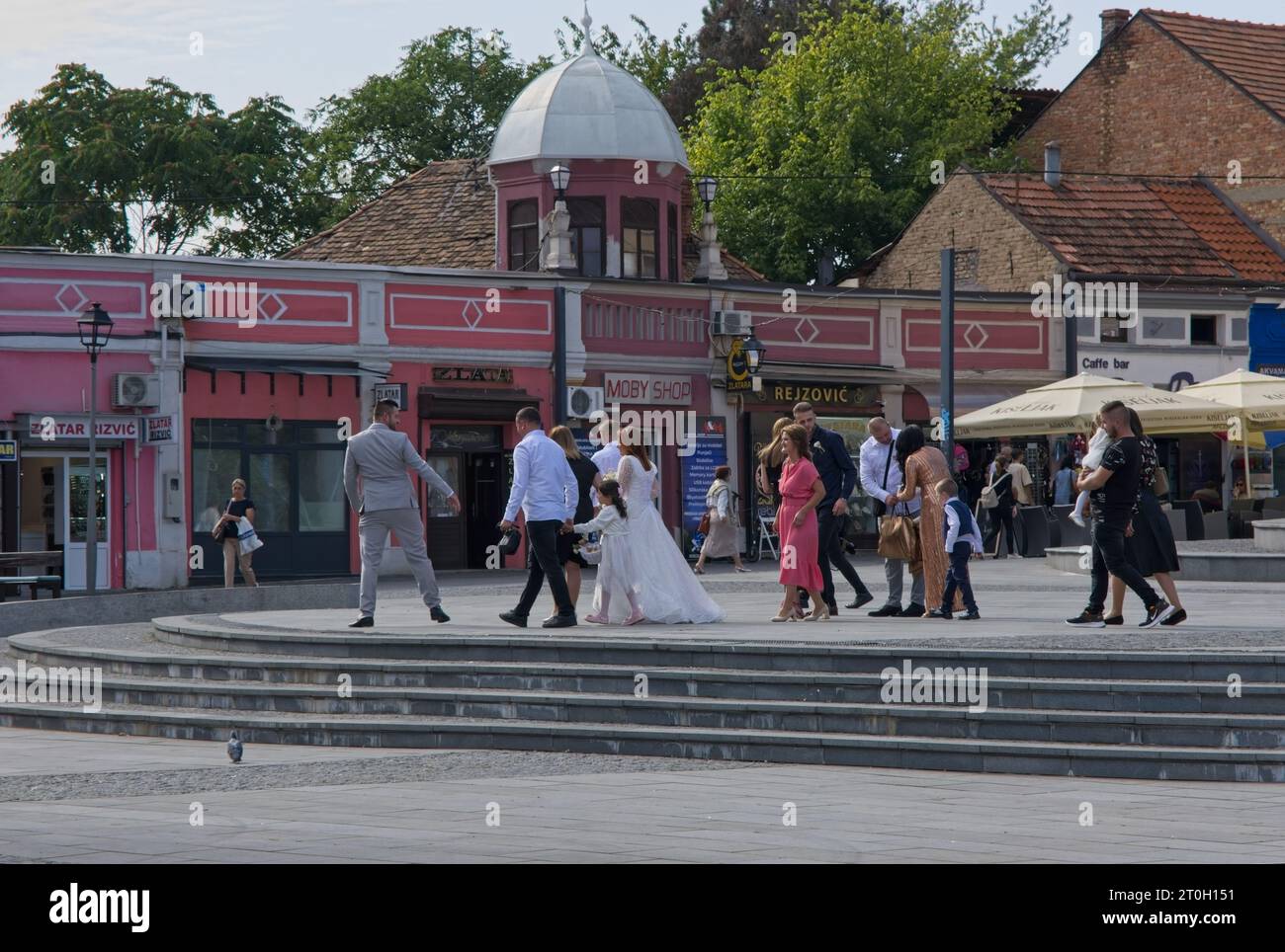 Tuzla, Bosnie-Herzégovine - 4 octobre 2023 : une promenade dans le centre de la ville de Tuzla dans la Fédération de Bosnie-Herzégovine dans une journée ensoleillée d'automne. Banque D'Images