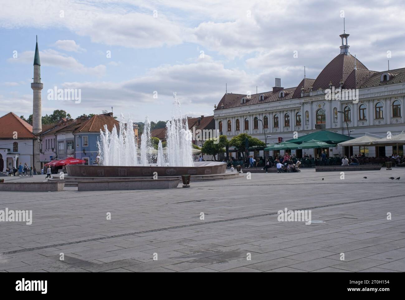 Tuzla, Bosnie-Herzégovine - 4 octobre 2023 : une promenade dans le centre de la ville de Tuzla dans la Fédération de Bosnie-Herzégovine dans une journée ensoleillée d'automne. Banque D'Images