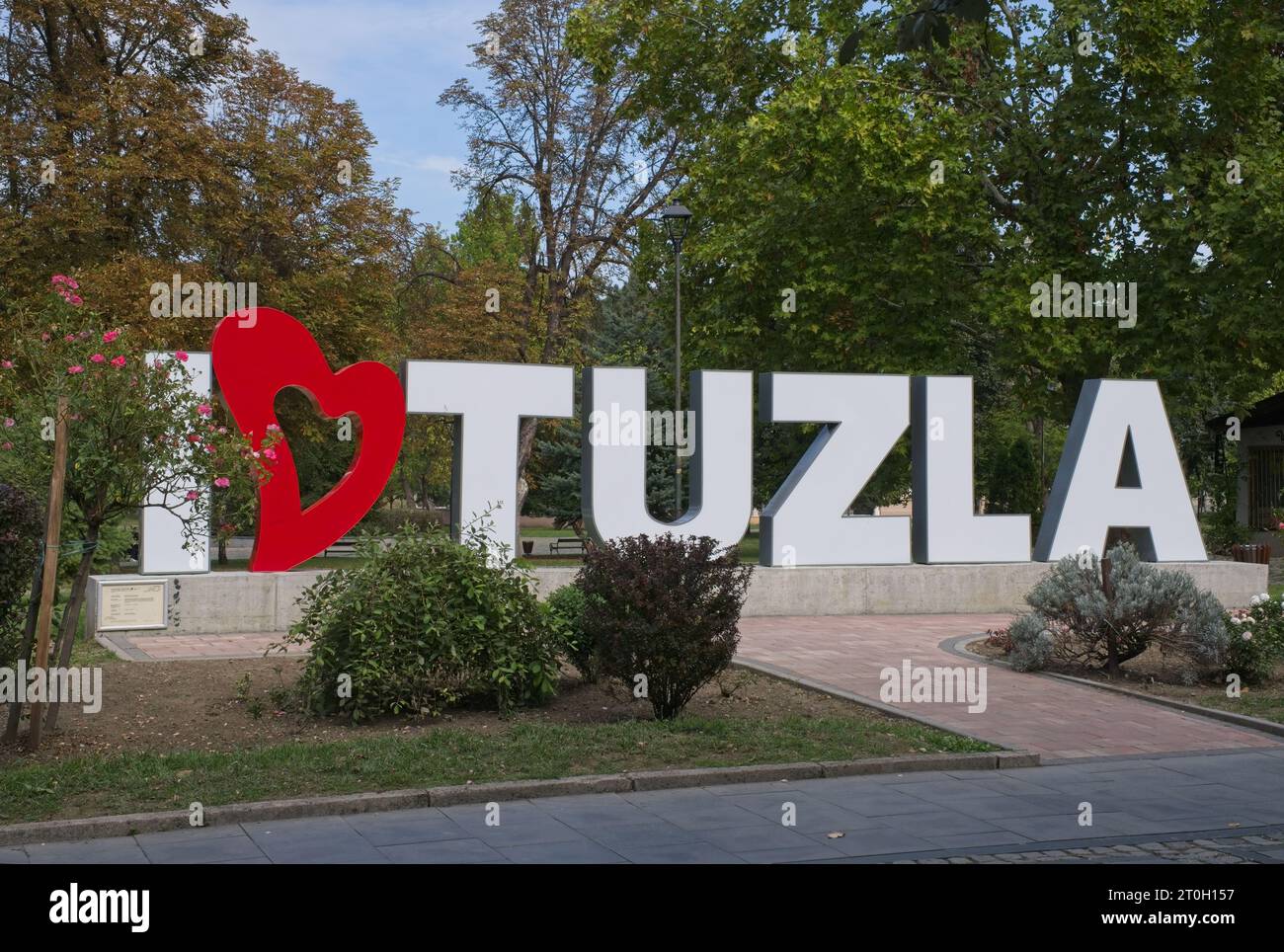 Tuzla, Bosnie-Herzégovine - 4 octobre 2023 : une promenade dans le centre de la ville de Tuzla dans la Fédération de Bosnie-Herzégovine dans une journée ensoleillée d'automne. Banque D'Images