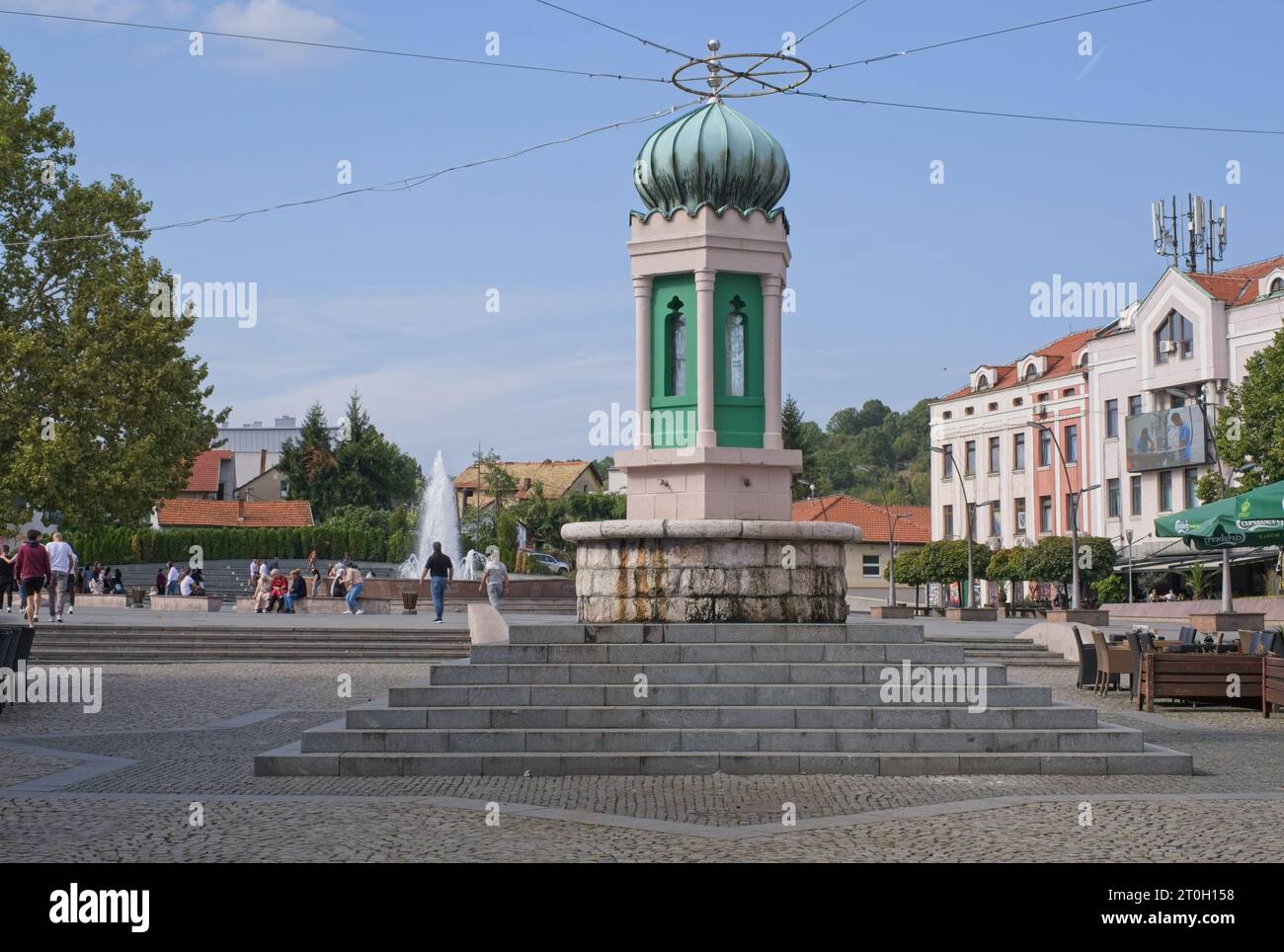 Tuzla, Bosnie-Herzégovine - 4 octobre 2023 : une promenade dans le centre de la ville de Tuzla dans la Fédération de Bosnie-Herzégovine dans une journée ensoleillée d'automne. Banque D'Images