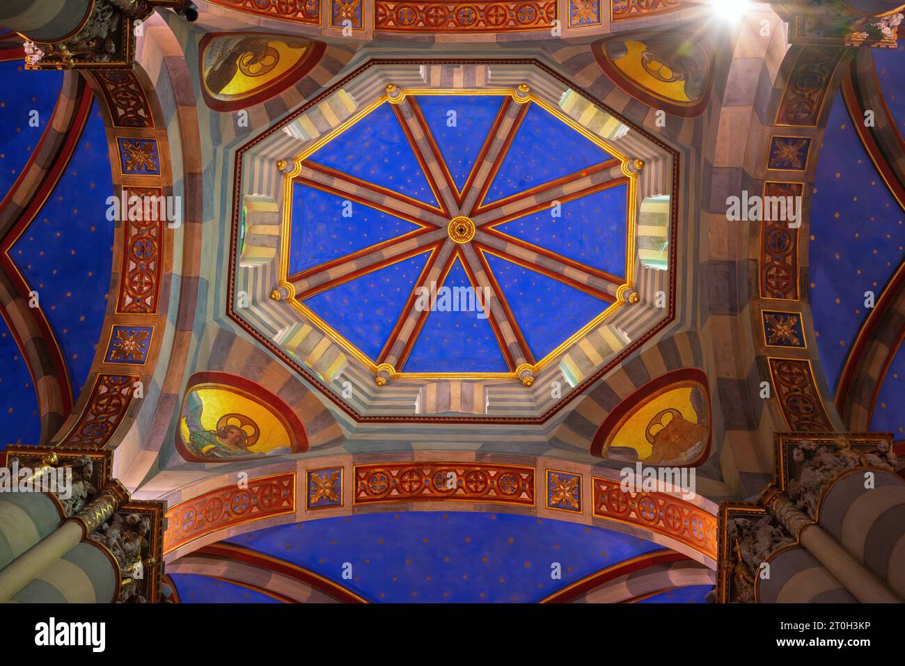 Dôme voûté octogonal. L'intérieur riche de la cathédrale de San Evasio ofCasale Monferrato. Casale Monferrato, province d'Alessandria, Piémont, Banque D'Images