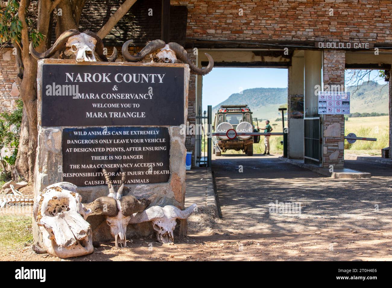 Masai Mara, Kenya - 14 février 2019 : le panneau d'entrée du triangle Masai Mara par la porte Oloololo. Les touristes doivent passer à travers la barrière et agre Banque D'Images