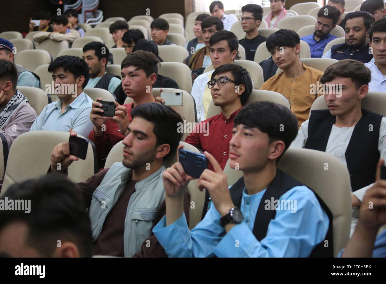 Kaboul, Afghanistan. 27 septembre 2023. Les gens regardent un concours de langue chinoise à Kaboul, Afghanistan, le 27 septembre 2023. POUR ALLER AVEC 'Feature : la riche culture de la Chine, l'économie en plein essor inspirent plus d'Afghans à apprendre le chinois' crédit : Saifurahman Safi/Xinhua/Alamy Live News Banque D'Images