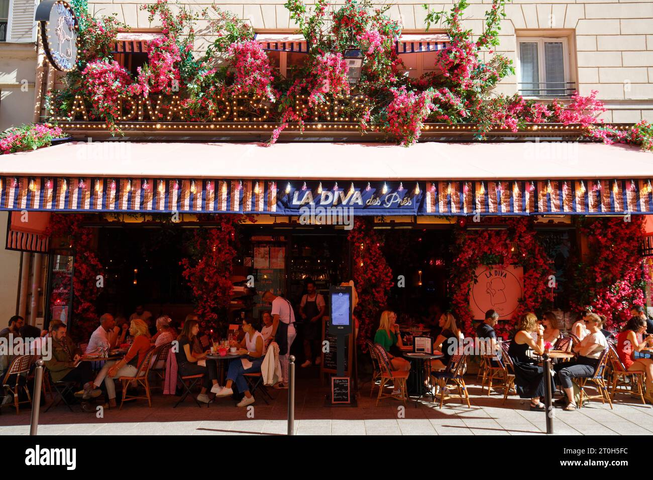 Le restaurant traditionnel français la Diva des Prés décoré de fleurs. Il est situé dans le quartier Saint German à Paris. Banque D'Images