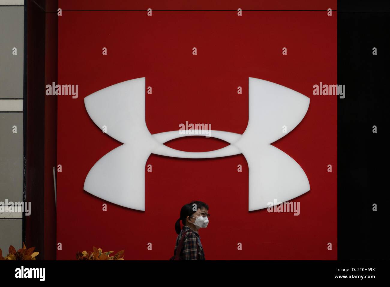 SHANGHAI, CHINE - 7 OCTOBRE 2023 - des piétons passent devant un magasin UnderArmour à Shanghai, Chine, le 7 octobre 2023. Banque D'Images