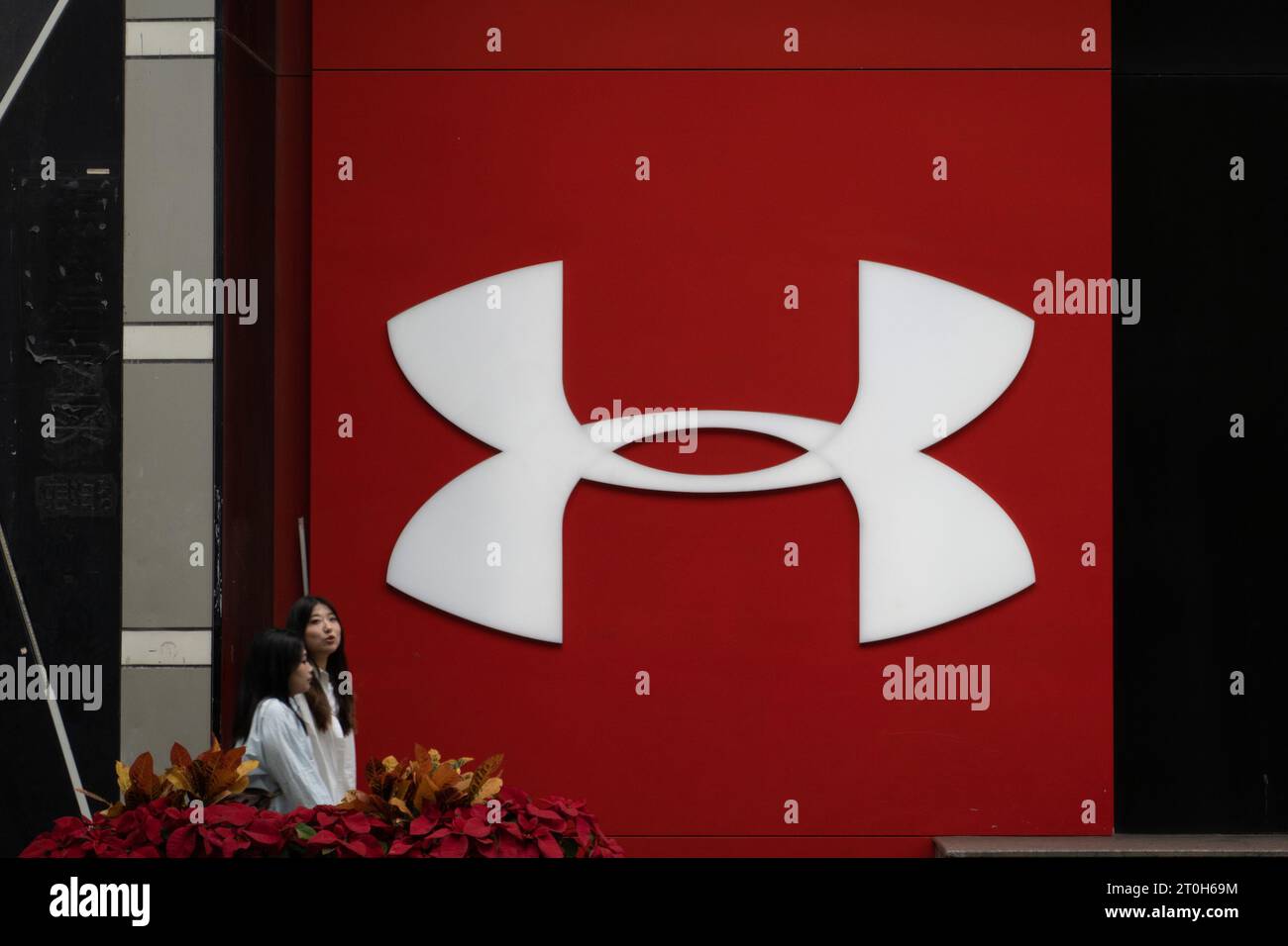 SHANGHAI, CHINE - 7 OCTOBRE 2023 - des piétons passent devant un magasin UnderArmour à Shanghai, Chine, le 7 octobre 2023. Banque D'Images