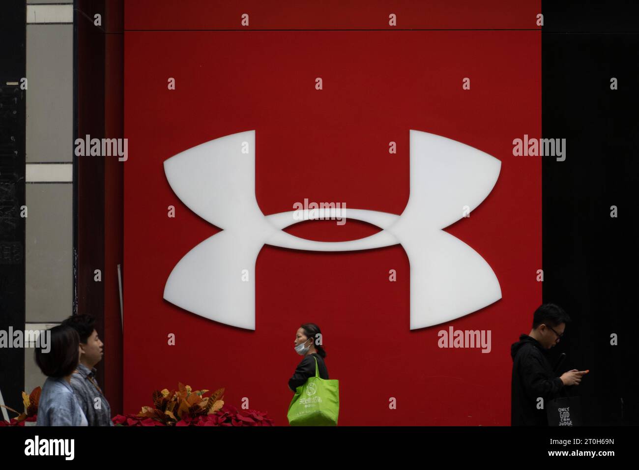 SHANGHAI, CHINE - 7 OCTOBRE 2023 - des piétons passent devant un magasin UnderArmour à Shanghai, Chine, le 7 octobre 2023. Banque D'Images