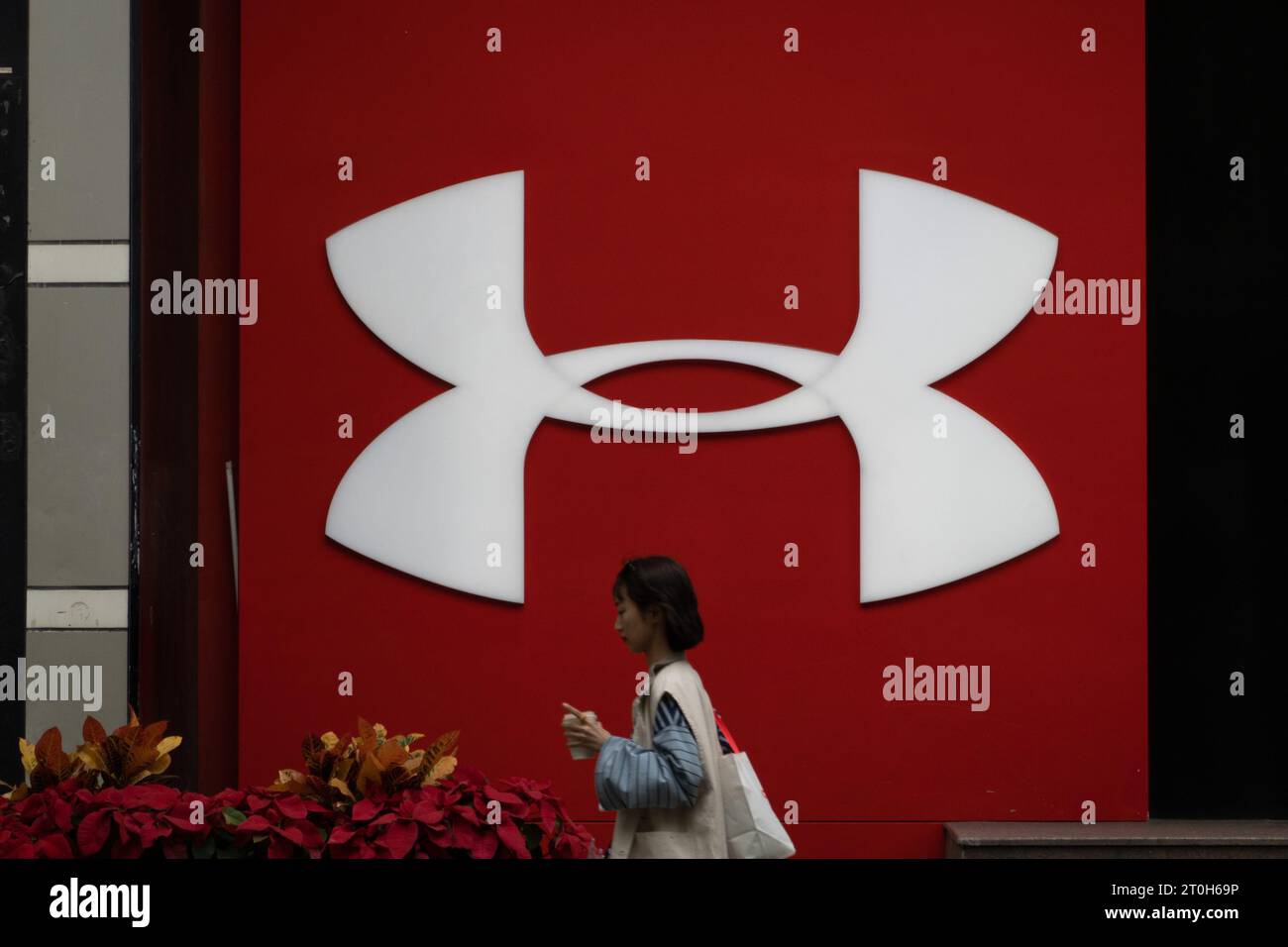 SHANGHAI, CHINE - 7 OCTOBRE 2023 - des piétons passent devant un magasin UnderArmour à Shanghai, Chine, le 7 octobre 2023. Banque D'Images