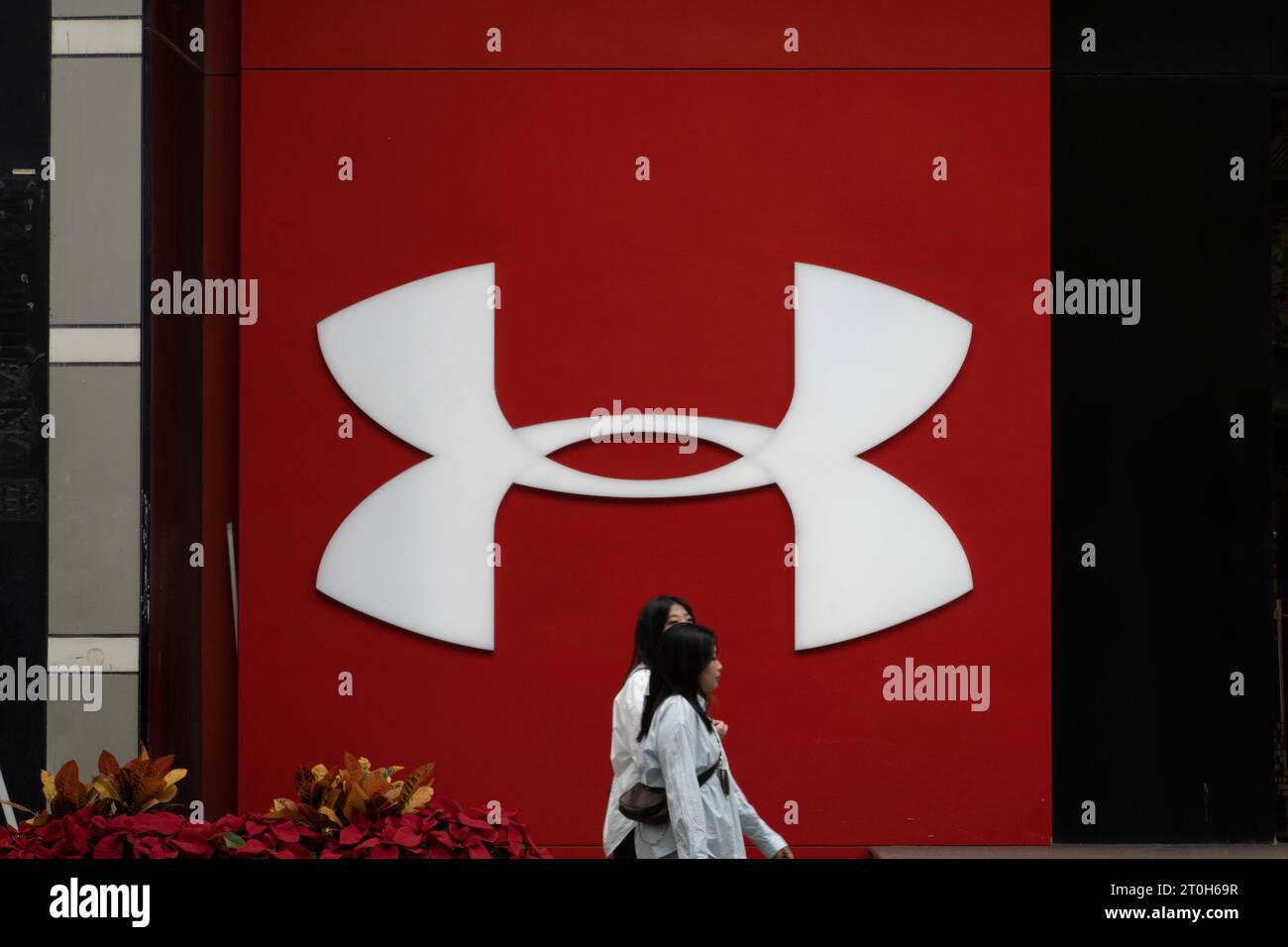 SHANGHAI, CHINE - 7 OCTOBRE 2023 - des piétons passent devant un magasin UnderArmour à Shanghai, Chine, le 7 octobre 2023. Banque D'Images