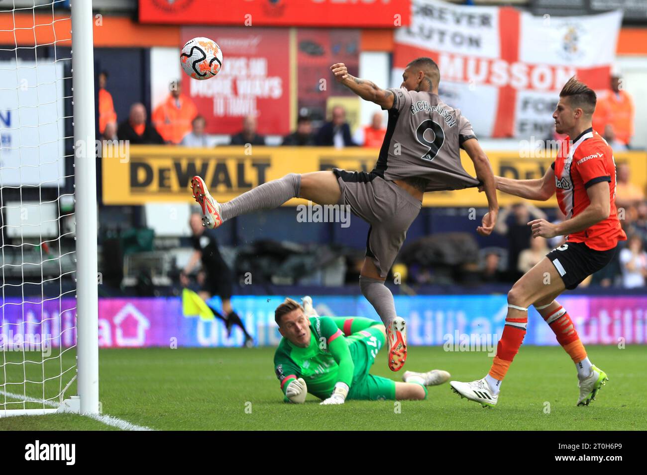 Richarlison de Tottenham Hotspur (à gauche) est en tête du but lors du match de Premier League à Kenilworth Road, Luton. Date de la photo : Samedi 7 octobre 2023. Banque D'Images