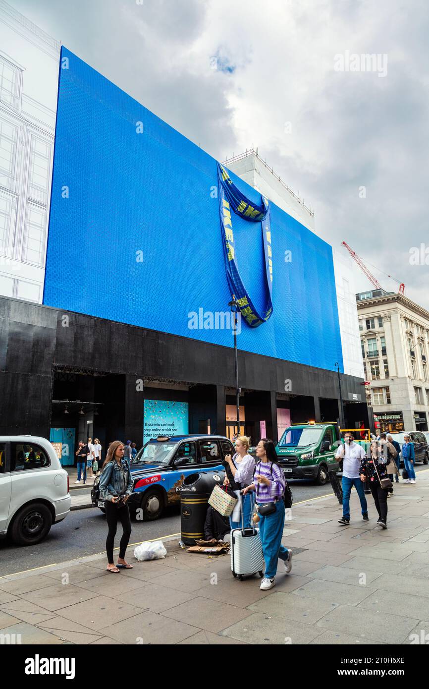 Sac bleu Ikea Frakta sur la façade du prochain magasin Oxford Street Ikea, à l'emplacement précédent du magasin phare Topshop, Londres, Angleterre Banque D'Images