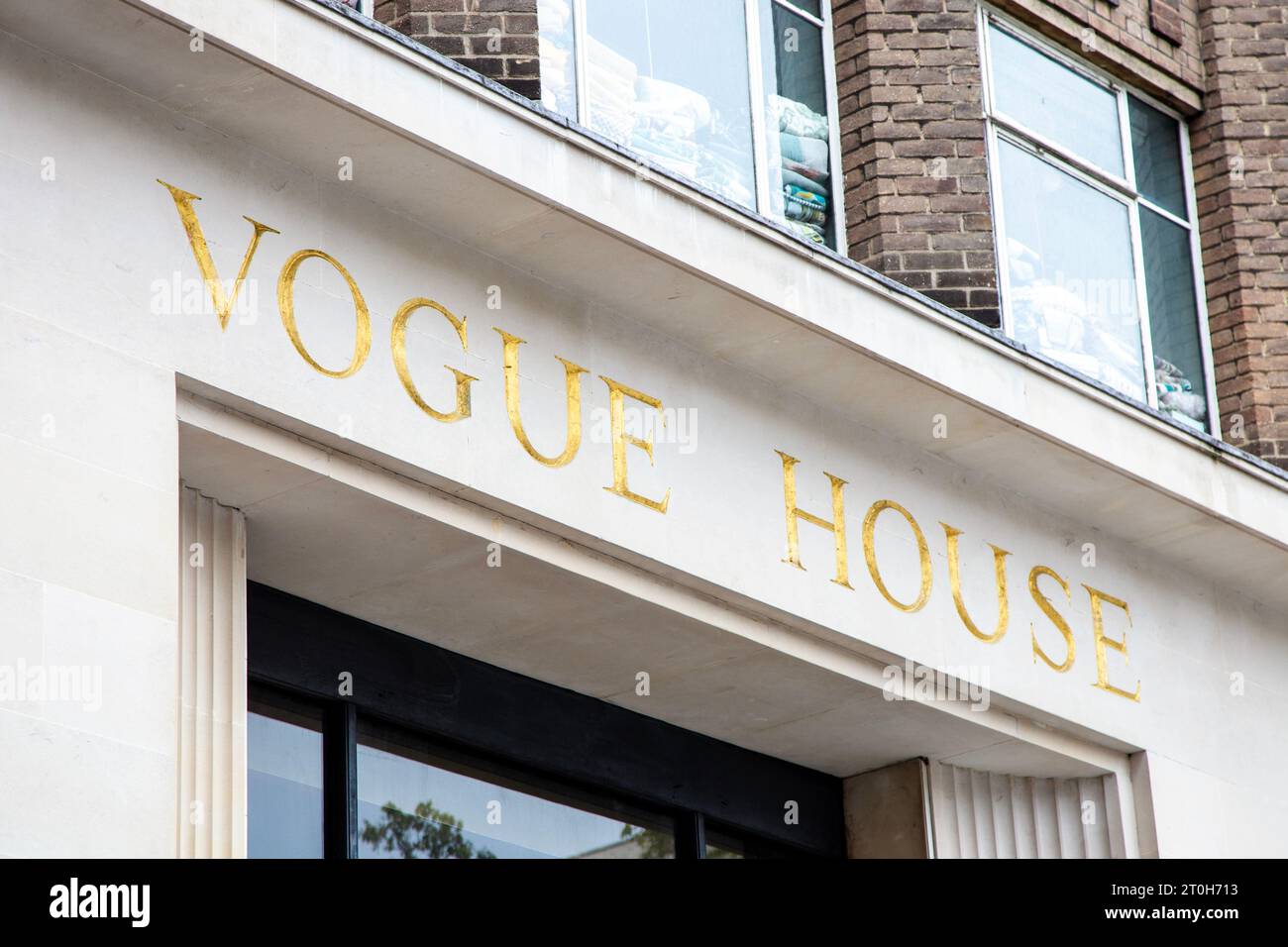 Panneau au-dessus de l'entrée principale de 1959 Vogue House, bureau de Conde Nast Britain à Hanover Square, Londres, Angleterre Banque D'Images