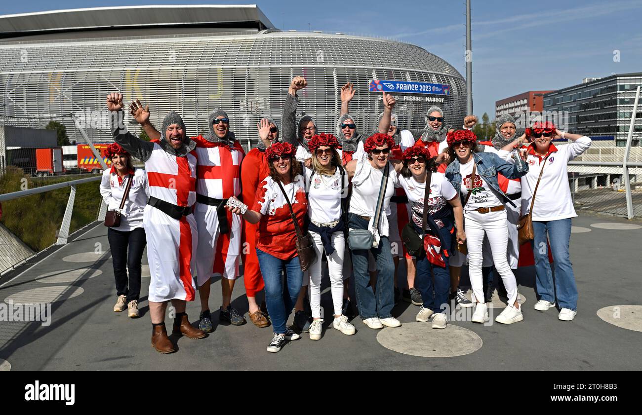 Lille, France. 07 octobre 2023. Angleterre V Samoa Rugby World Cup poule D. Stade Pierre-Mauroy. Lille. Les fans d'Angleterre et les Crusaders arrivent tôt pour le match de rugby de la coupe du monde de rugby England V Samoa Pool D match de rugby. Crédit : Sport in Pictures/Alamy Live News Banque D'Images