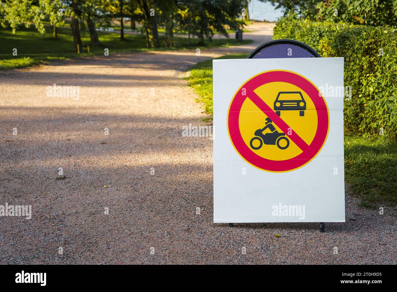 Aucun signe de véhicule à moteur à côté d'une route de gravier dans un parc Banque D'Images