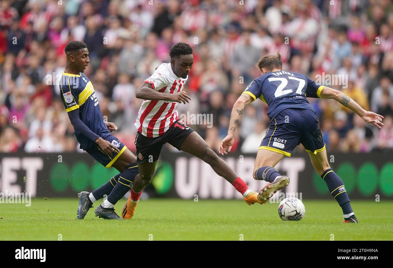 Abdoullah Ba de Sunderland (au centre) est défié par Lukas Engel de Middlesbrough (à droite) lors du Sky Bet Championship Match au Stadium of Light, Sunderland. Date de la photo : Samedi 7 octobre 2023. Banque D'Images