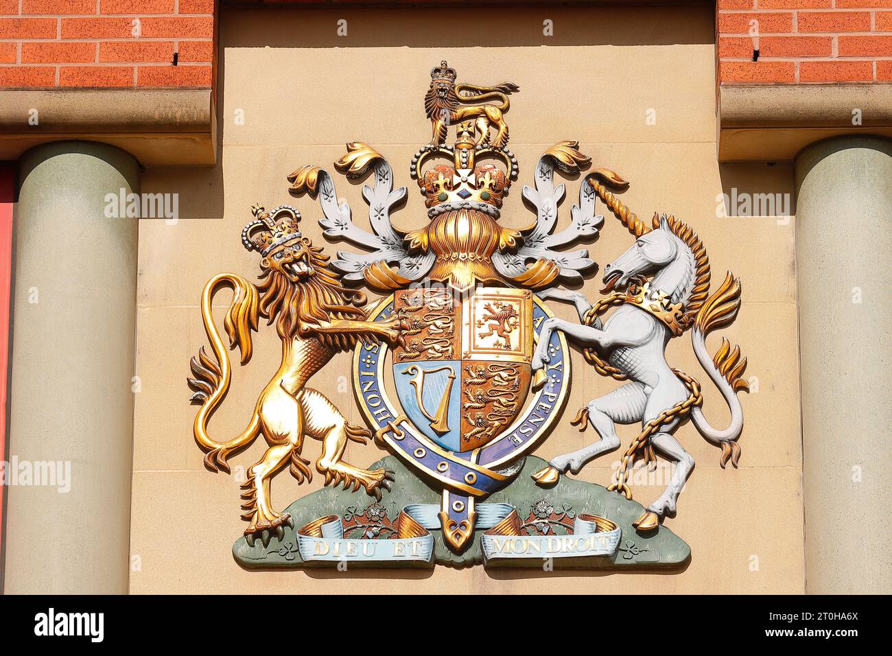 Un blason à l'extérieur de Leeds Magistrates court Banque D'Images