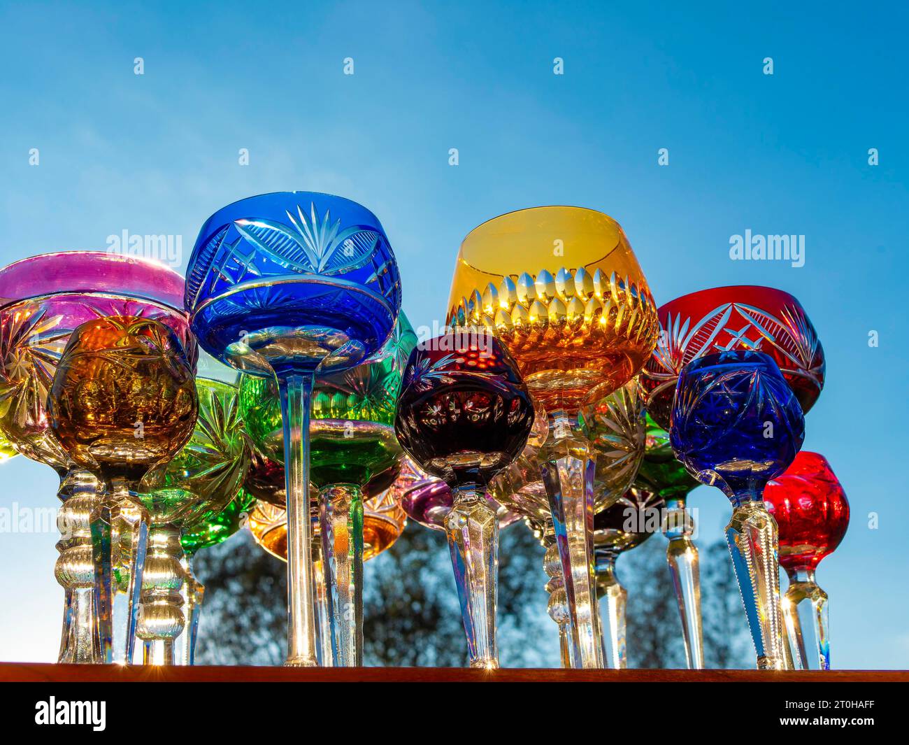 Verres romains en cristal de plomb, verres à vin, verres à champagne, coloré sur la table de fête dans le jardin Banque D'Images