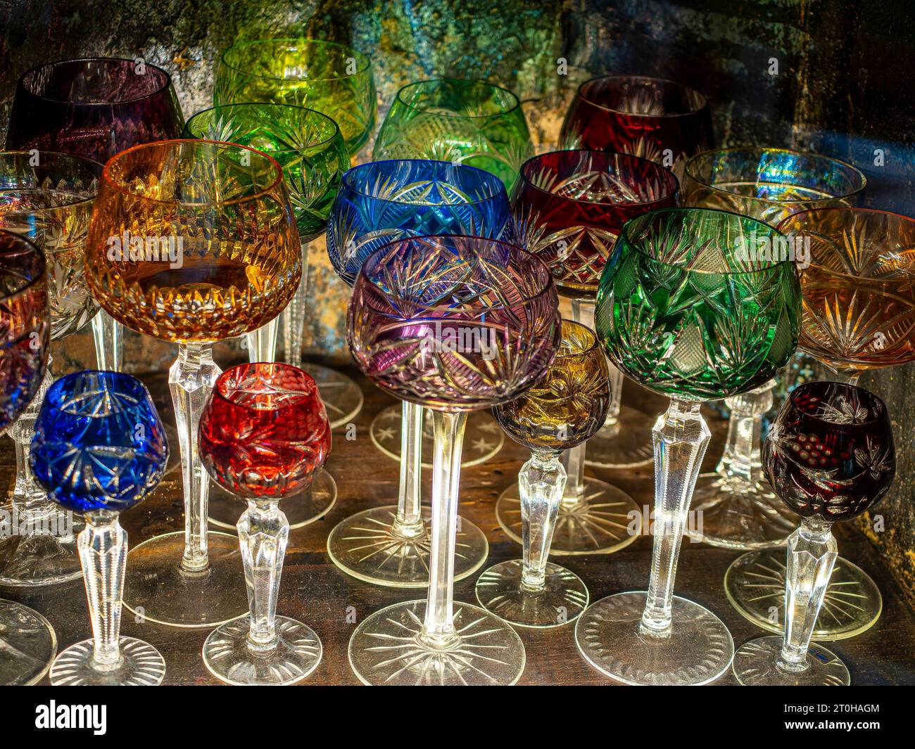 Verres romains en cristal de plomb, verres à vin, verres à champagne, coloré sur la table de fête dans le jardin Banque D'Images