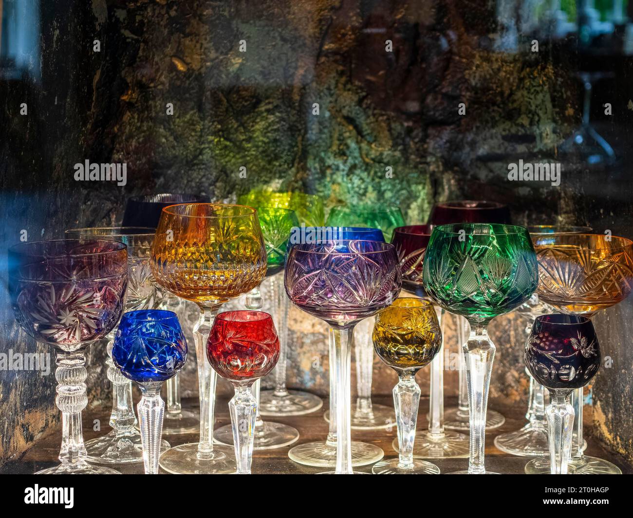 Verres romains en cristal de plomb, verres à vin, verres à champagne, coloré sur la table de fête dans le jardin Banque D'Images