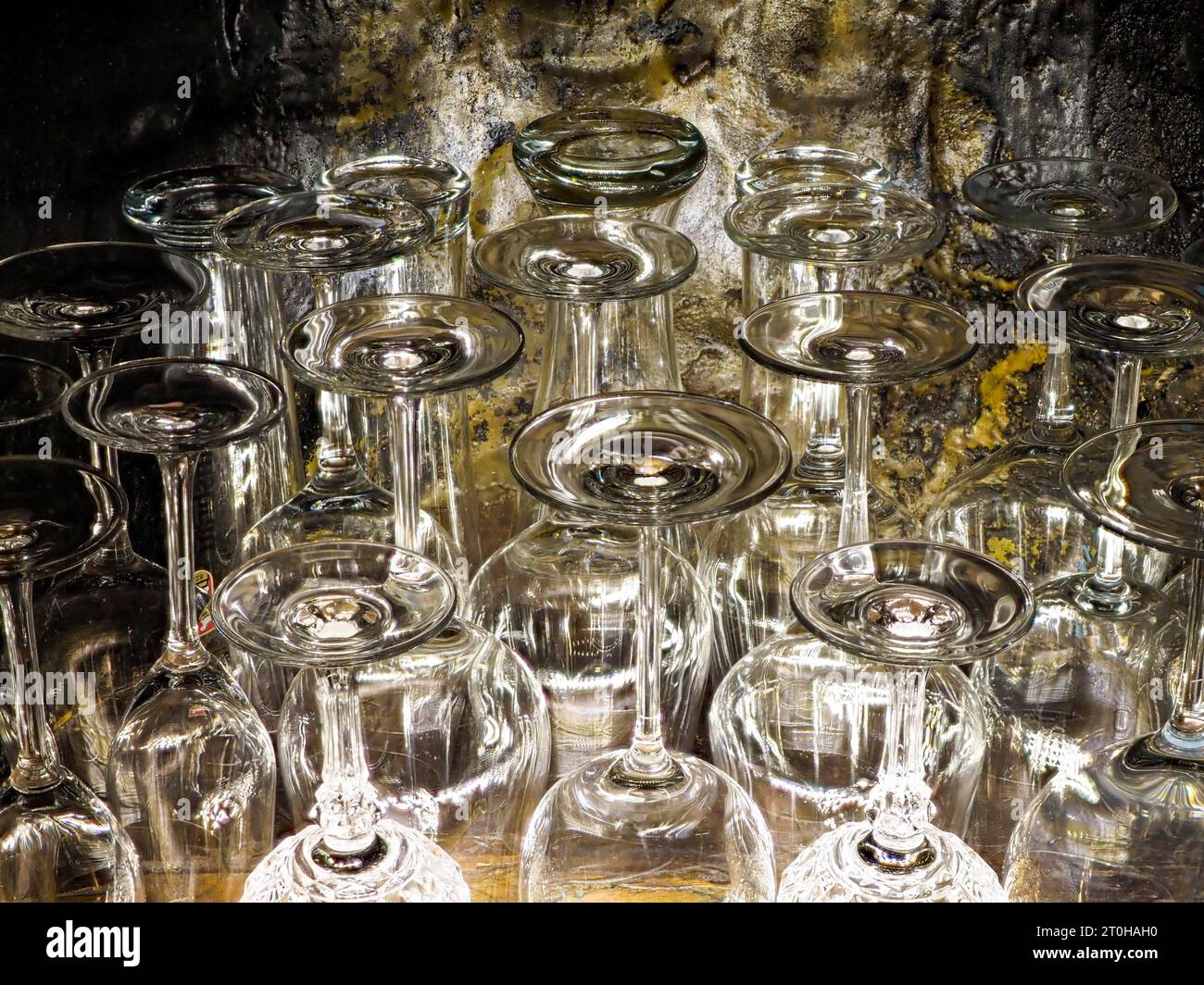 Verres en cristal de plomb, verres à vin, verres à champagne, coloré dans le vieux meuble de vitrine Banque D'Images