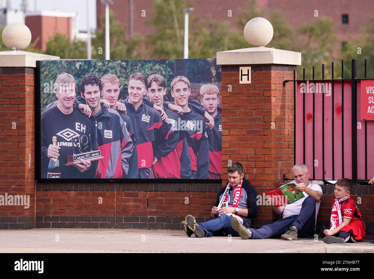 MANCHESTER, ROYAUME-UNI. 7 octobre 2023. Les fans attendent avec leurs héros avant le match de Premier League à Old Trafford, MANCHESTER. Le crédit photo devrait se lire : Andrew Yates/Sportimage crédit : Sportimage Ltd/Alamy Live News Banque D'Images