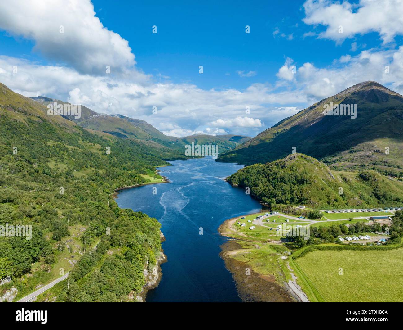 Vue aérienne de la partie est du loch d'eau douce Loch Leven, Caolasnacon Caravan & Camping Park sur la droite, Lochaber, Highlands, Écosse Banque D'Images