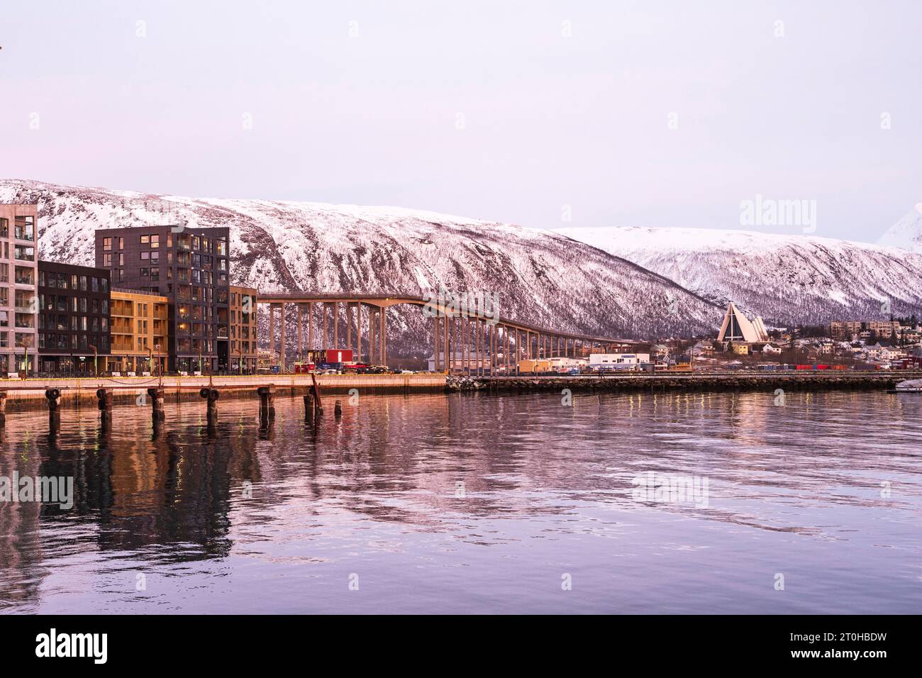 Port de Tromso avec de nouveaux bâtiments, Tromsobrua et cathédrale de la mer de glace, Tromso, Norvège Banque D'Images