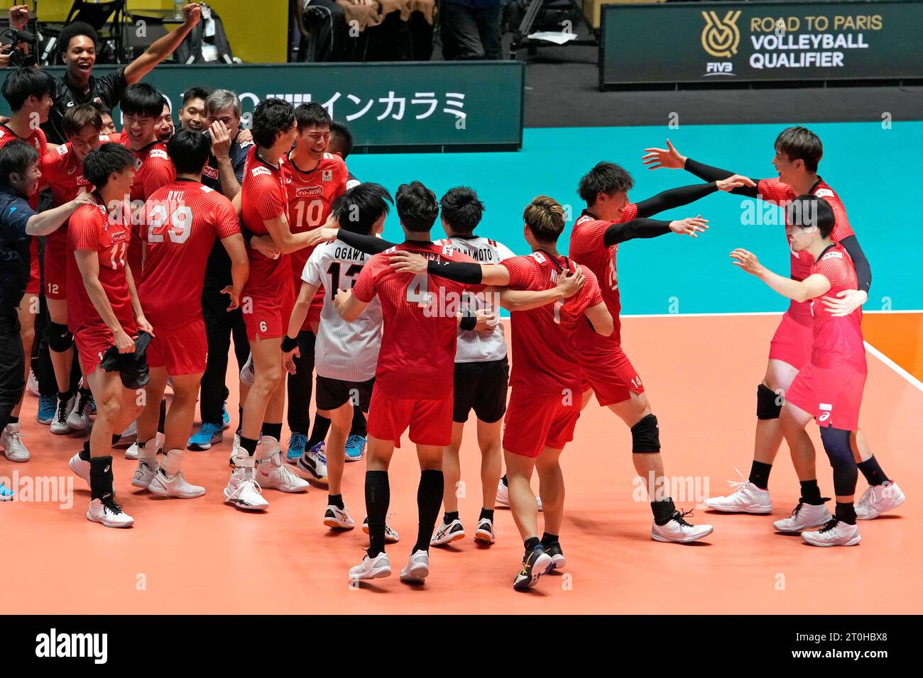 Japanese men's volleyball team celebrate as the team was qualified for the 2024 Olympics, after defeating Slovenia in a men's FIVB volleyball World Cup match at the Yoyogi National Stadium in Tokyo, Japan, Saturday, Oct. 7, 2023. (AP Photo/Shuji Kajiyama) Banque D'Images