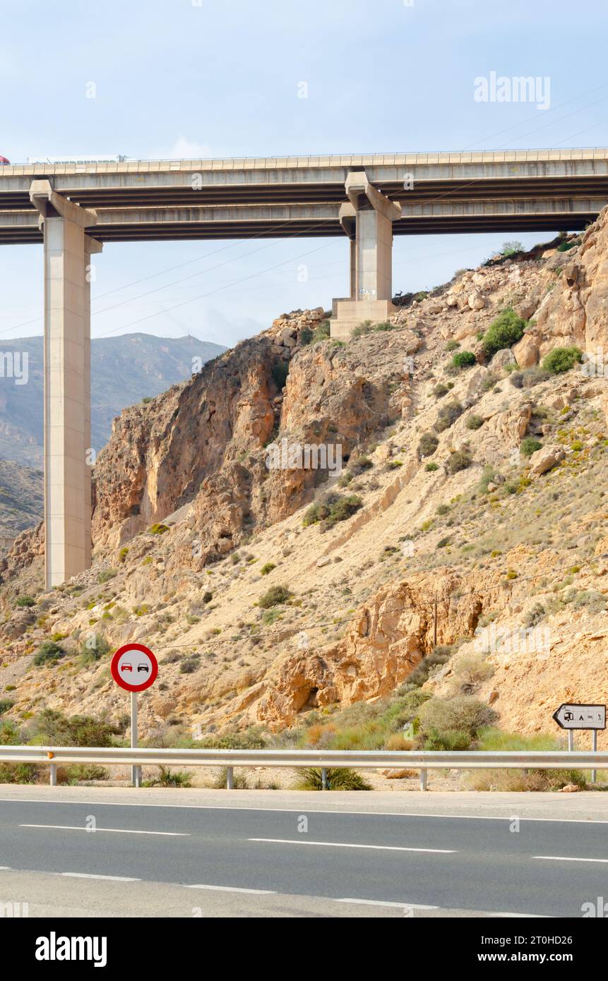 ALMERIA, ESPAGNE - 04 OCTOBRE 2023 Viaduc de la Garoffa sur la route méditerranéenne près de la ville d'Aguadulce, entre les villes de Roguetas del Mar Banque D'Images