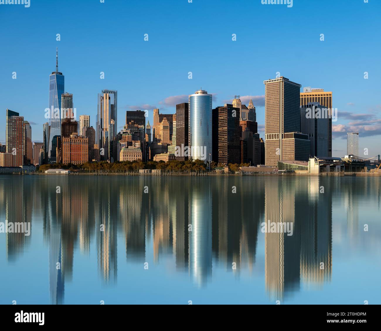 Paysage urbain à l'heure bleue autour de New York. inclus le phare du récif robbins. Gratte-ciel de New York est sur le fond inclus WTC. Banque D'Images