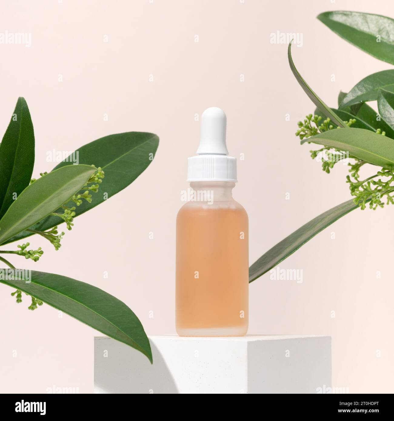 Maquette sérum cosmétique avec une pipette dans un verre dépoli transparent et liquide orange. Peeling du visage à l'acide lactique Aha sur un piédestal cubique blanc, Banque D'Images