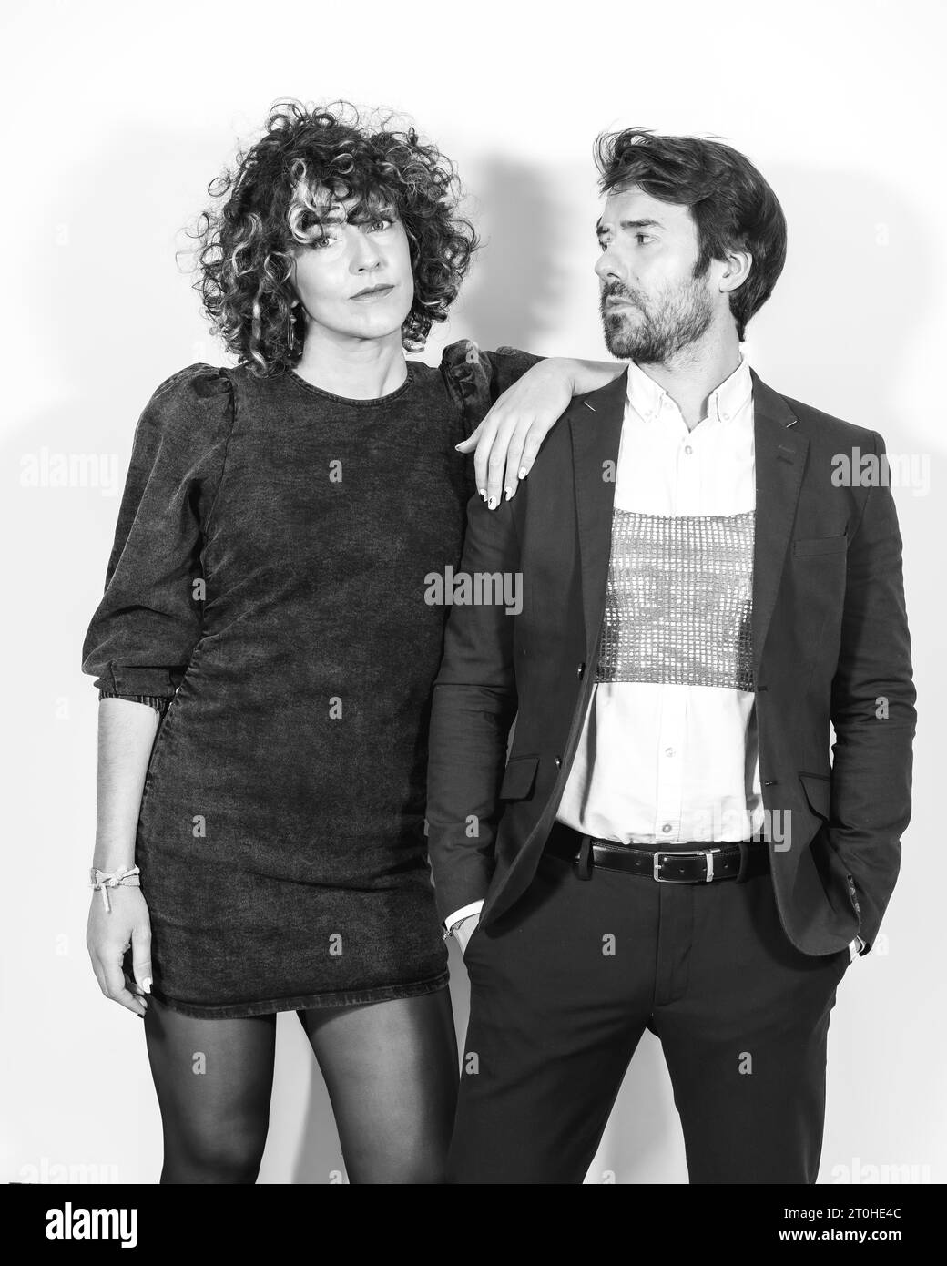Un couple caucasien dans une photo de mode noir et blanc Le jour de la Saint-Valentin Banque D'Images