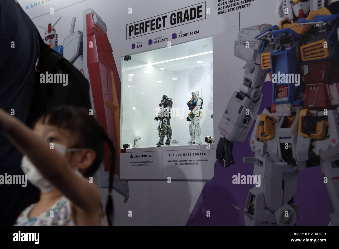 Bangkok, Thaïlande. 07 octobre 2023. Les gens qui aiment les robots visitent l'événement 'GUNDAM docks at THAILAND' en face du centre commercial Centralworld, Rama I Road, Patumwan District, Bangkok. Le 7 octobre 2023. (Photo de Teera Noisakran/Pacific Press) crédit : Pacific Press Media production Corp./Alamy Live News Banque D'Images