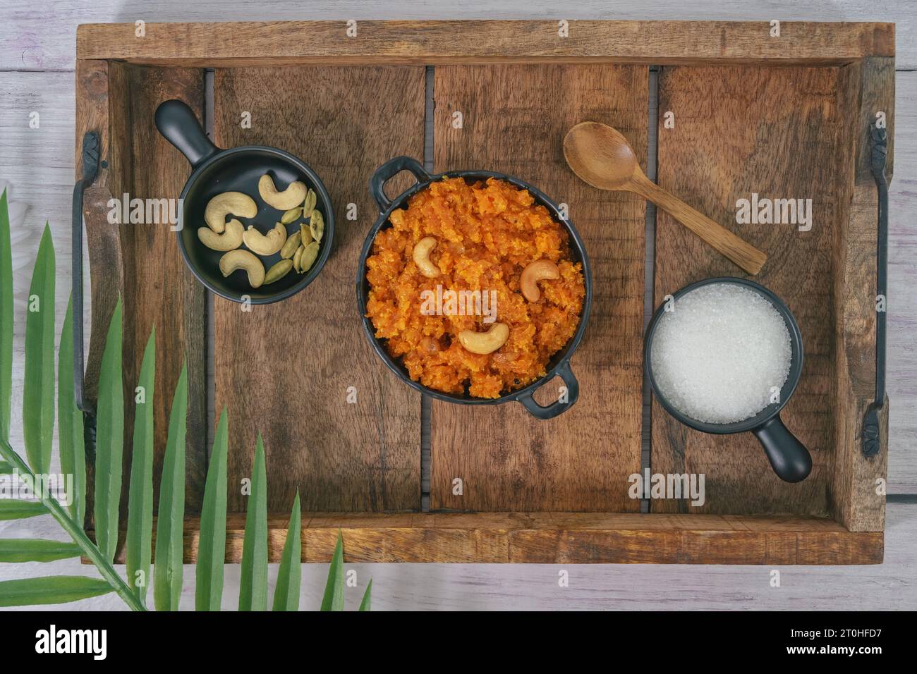 Gajar ka halwa est un pudding dessert sucré à base de carottes originaire d'Inde. Garni de noix de cajou/amande.Gajar halwa, également connu sous le nom de gajorer halua, gajrela Banque D'Images