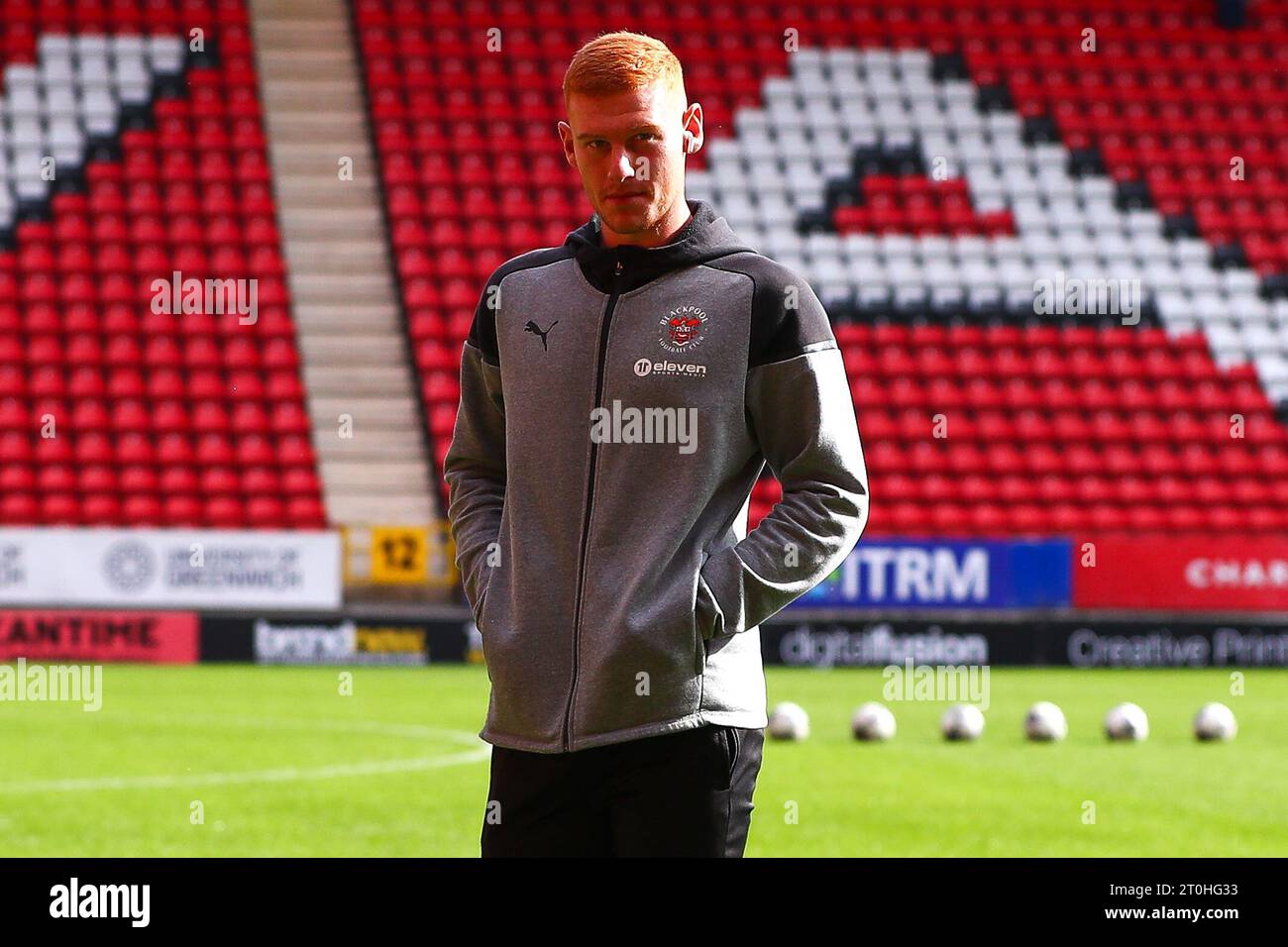 Mackenzie Chapman de Blackpool inspecte le terrain lors du match de la Sky Bet League 1 Charlton Athletic vs Blackpool à The Valley, Londres, Royaume-Uni, le 7 octobre 2023 (photo de Ryan Crockett/News Images) Banque D'Images